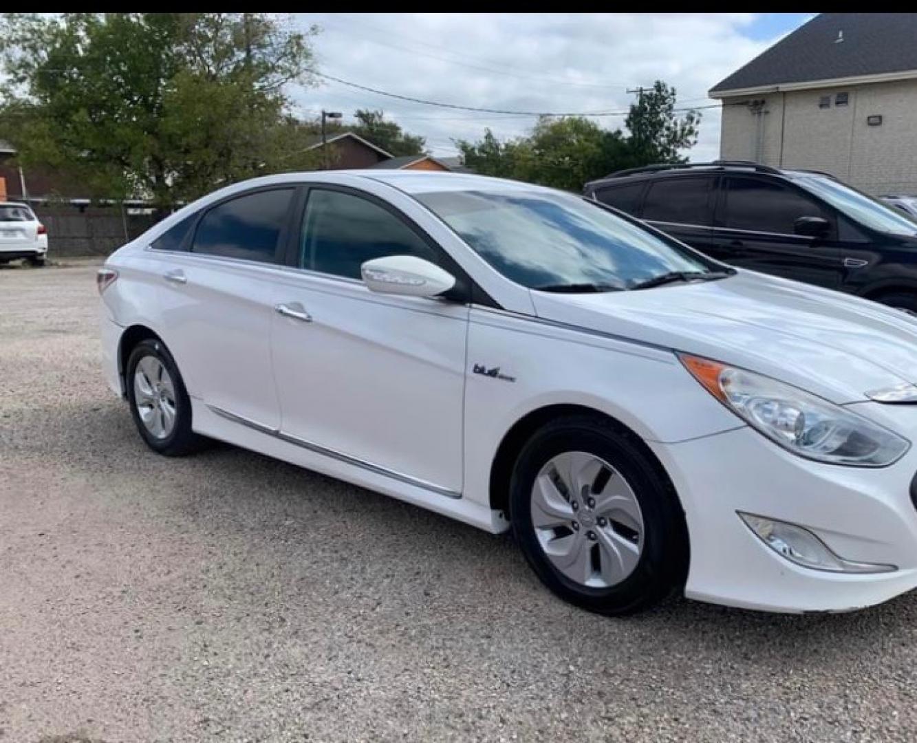 2013 White /gray Hyundai Sonata Sedan (KMHEC4A49DA) with an 2.4L L4 DOHC 16V HYBRID engine, Automatic transmission, located at 1830 North Belt Line Road, Irving, TX, 75061, (469) 524-0199, 32.834373, -96.993584 - Photo#5